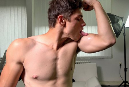 Webcam Flexing - Daniel Donovan 2019-09-18